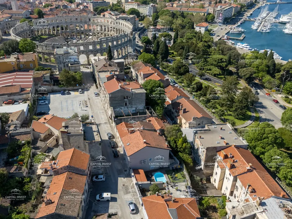 Haus mit sechs Apartments, Pool, Zentrum, Pula